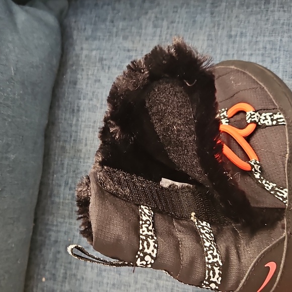 NIKE Girl's Rosherun Hi Sneakerboot (PTV) Black/Hyper Punch-White NWOT 11C - Picture 8 of 8